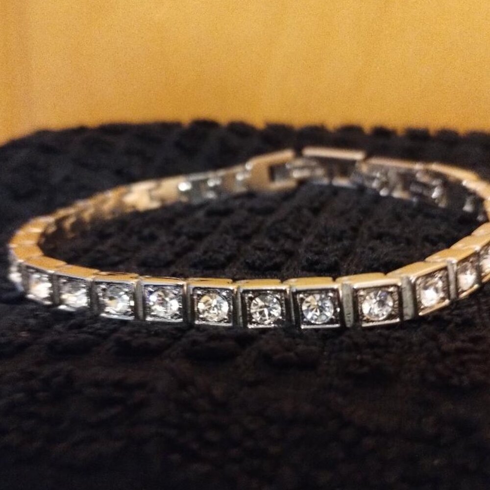 SILVER TONE TENNIS BRACLET